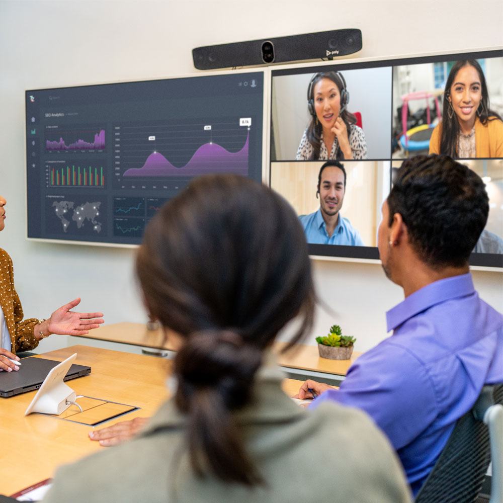 Barra de video Poly Studio X70 para salas grandes, con interfaz de pantalla táctil TC8