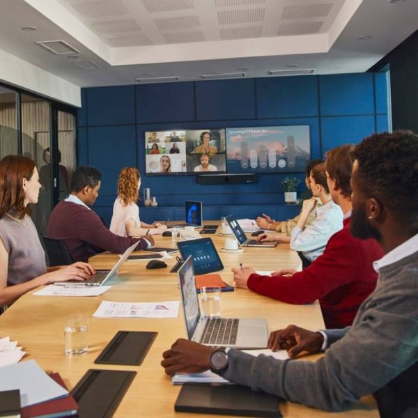 Barra de videoconferencia todo en uno Poly Studio X72 con controlador táctil TC10